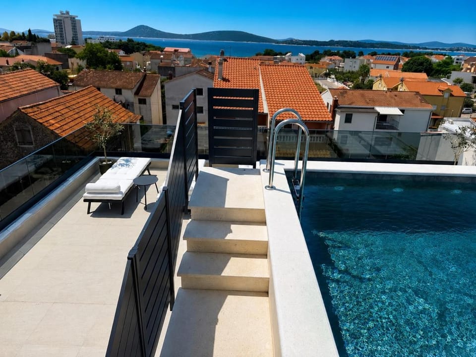 View (from property/room), Balcony/Terrace, Pool view, Sea view, Swimming pool, sunbed