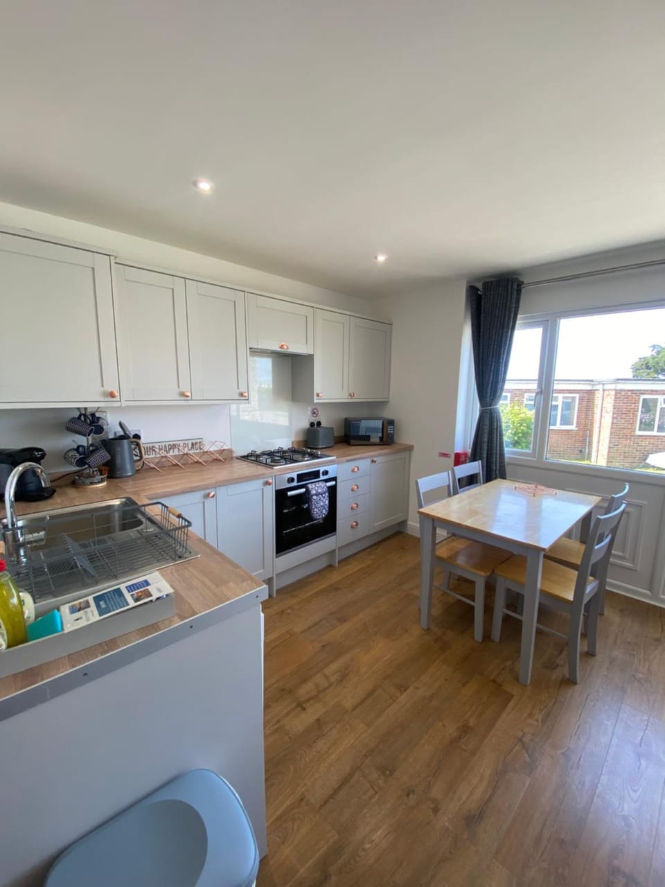 Beau - Brambles Chine, Colwell Bay, Nr Yarmouth - 5 star WiFi - Short walk to The Hut and beach - Ferry offers Chalet in Freshwater