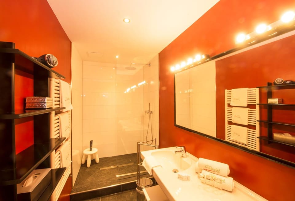 Bathroom, Decorative detail, towels