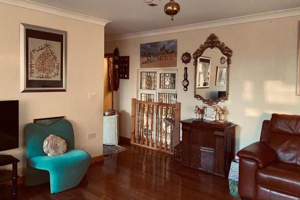 Apartment - Sleeps 4 - Parking - Balcony - Garden House in High Wycombe