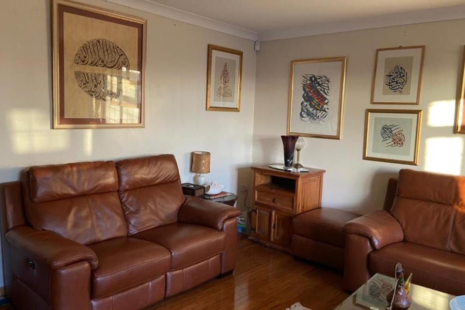 Apartment - Sleeps 4 - Parking - Balcony - Garden House in High Wycombe