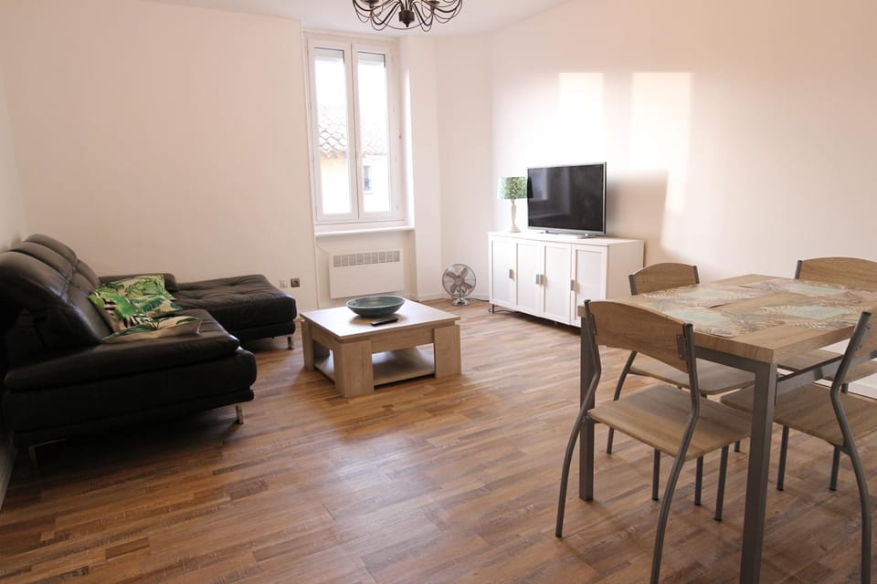 TV and multimedia, Living room, Lounge or bar, Seating area, Dining area