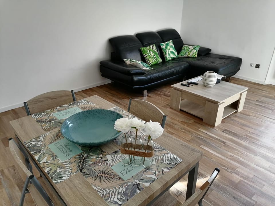 Living room, Lounge or bar, Seating area, Dining area
