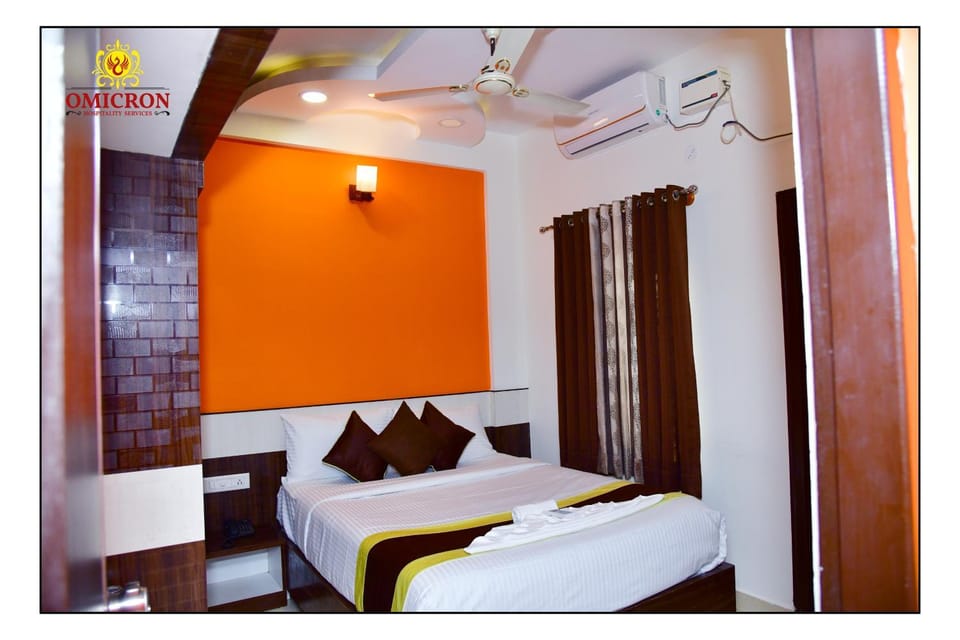 Bed, Photo of the whole room, Bedroom, fireplace, air conditioner