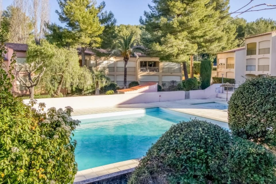 Flat With Swimming Pool Near The Beach Apartment in Sanary-sur-Mer