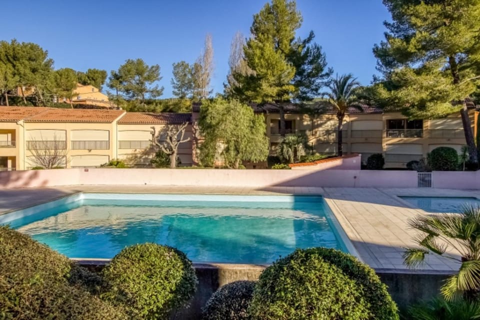 Flat With Swimming Pool Near The Beach Apartment in Sanary-sur-Mer