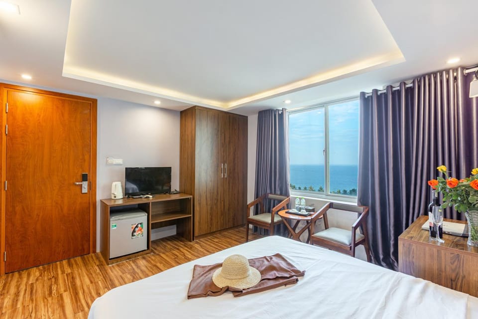 Photo of the whole room, Sea view