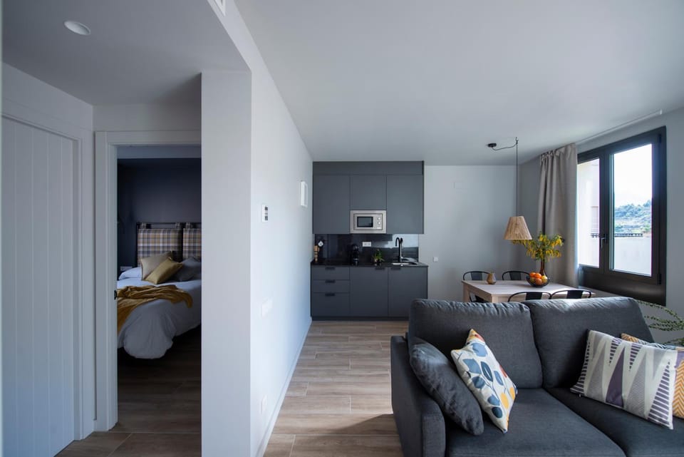 Seating area, Bedroom, Food