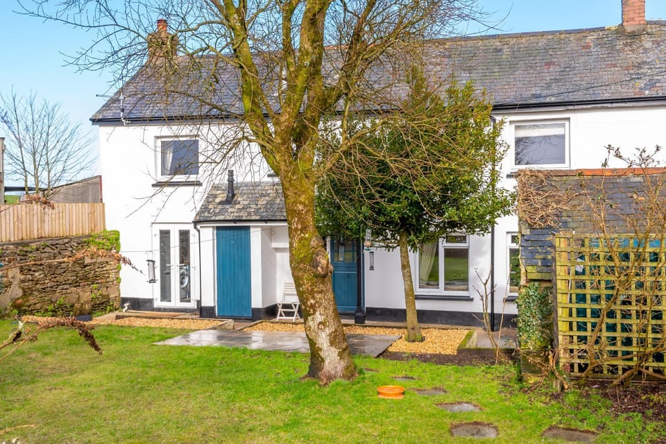 Property building, Facade/entrance, Garden