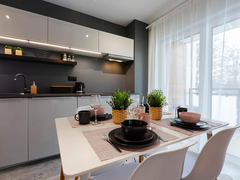 Kitchen or kitchenette, Dining area