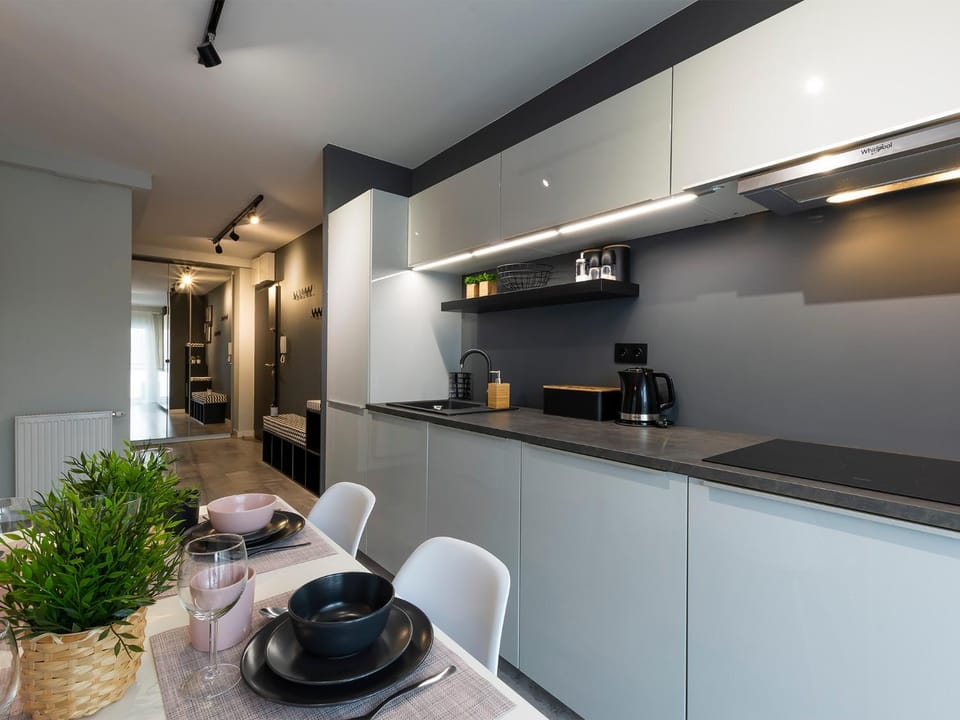 Kitchen or kitchenette, Dining area