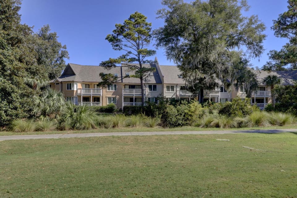 Wonderful luxury condo with great golf views K Bed Beach gear & bike rentals House in Hilton Head Island