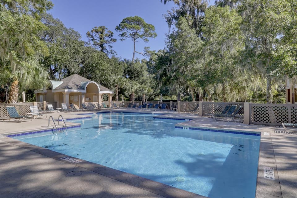 Wonderful luxury condo with great golf views K Bed Beach gear & bike rentals House in Hilton Head Island