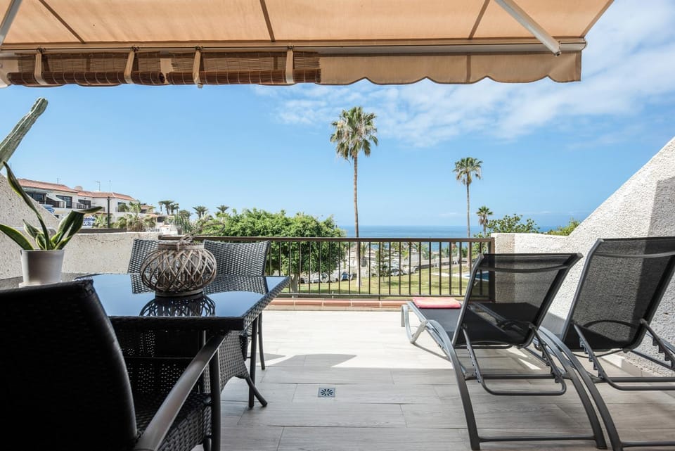 Property building, Balcony/Terrace, Living room
