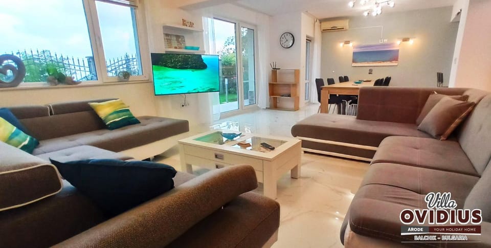 Communal lounge/ TV room, TV and multimedia, Living room, Seating area, Dining area, Evening entertainment