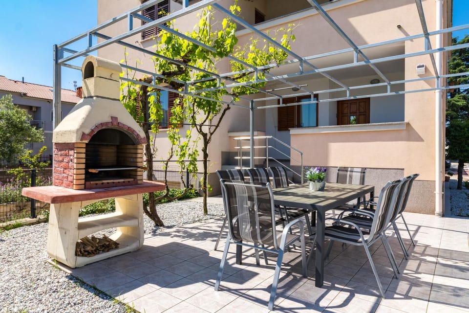 Patio, BBQ facilities