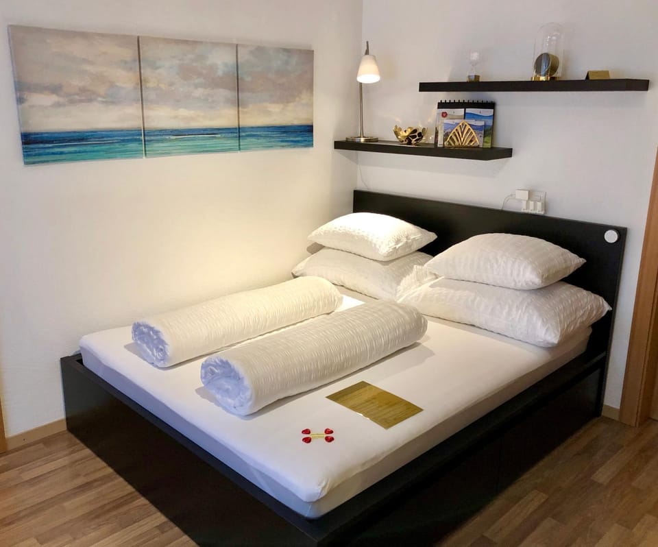 Staff, Bed, Photo of the whole room, Bedroom