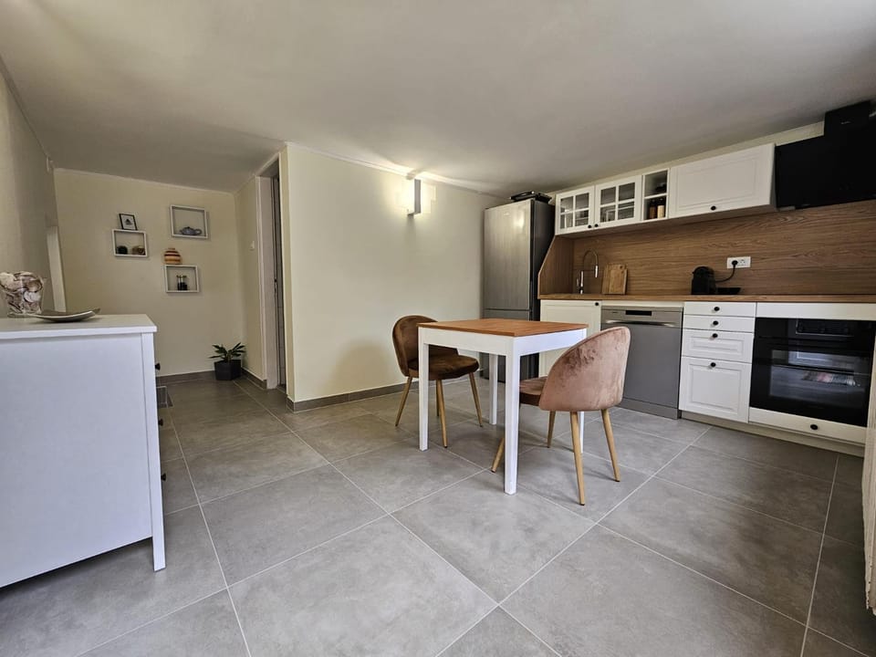 Kitchen or kitchenette, Dining area