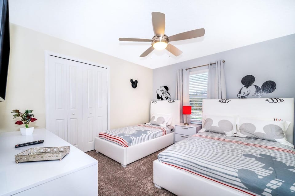 4393MO TOWNHOUSE 5 BEDROOMS & 4 BATHROOMS + POOL House in Kissimmee