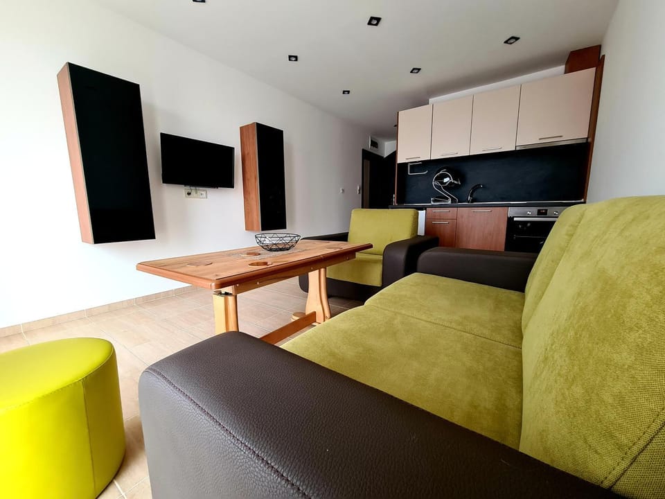 TV and multimedia, Kitchen or kitchenette, Living room