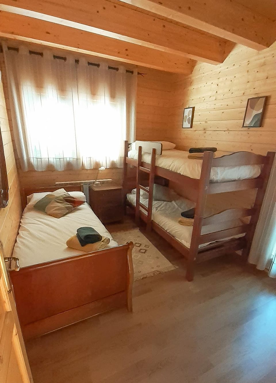 Bedroom, bunk bed