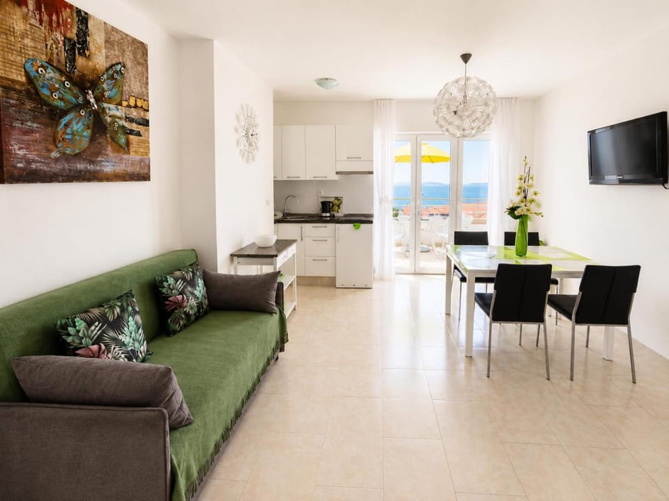 TV and multimedia, Kitchen or kitchenette, Living room, Seating area, Dining area, stove