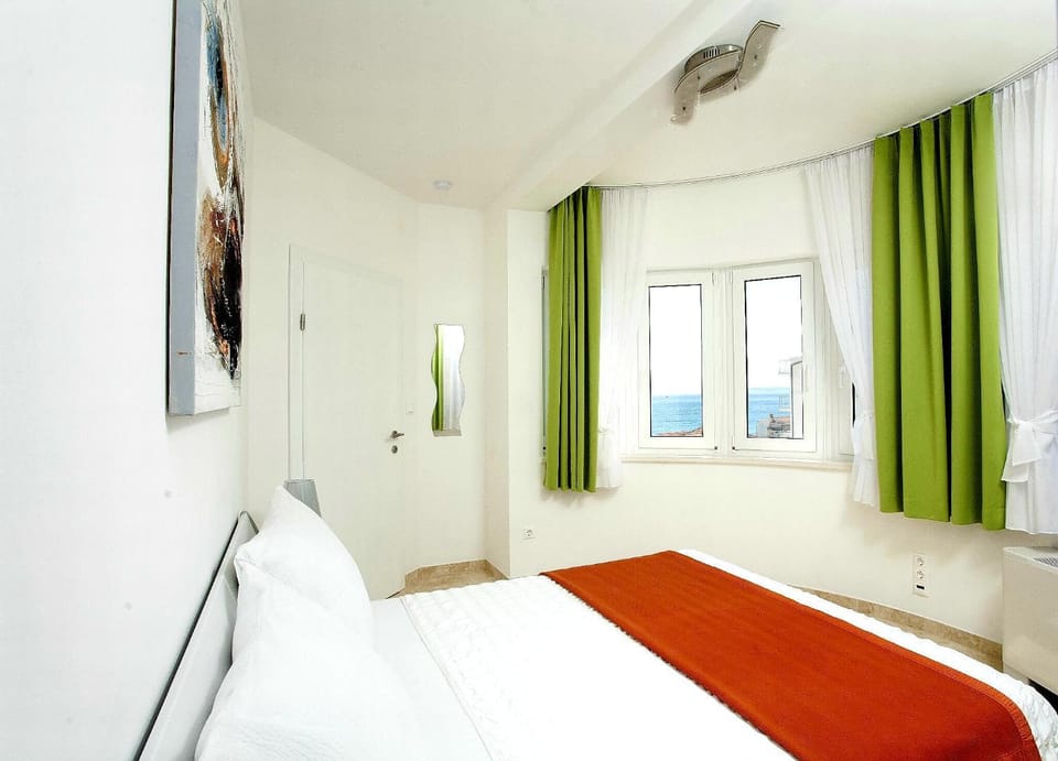 Photo of the whole room, Sea view