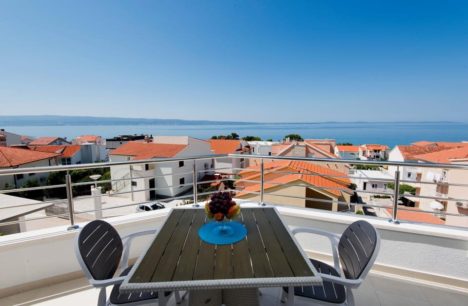 View (from property/room), Seating area, Dining area, Evening entertainment, Sea view