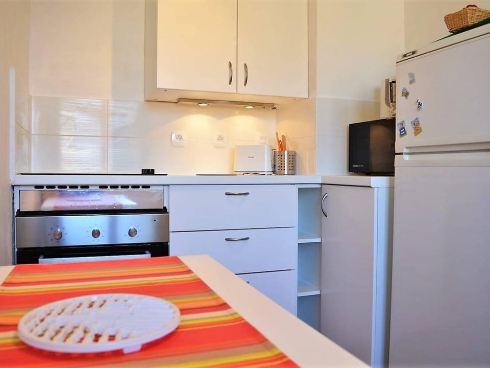 Appartement 2 pièces avec piscine et parking à 2 pas de la plage au Lavandou - FR-1-251-384 Apartment in Le Lavandou