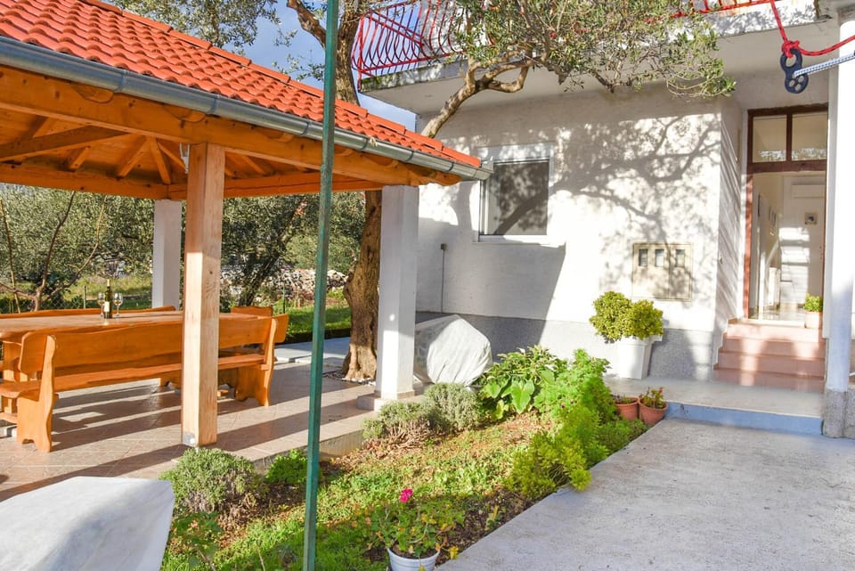 Property building, Patio, Facade/entrance