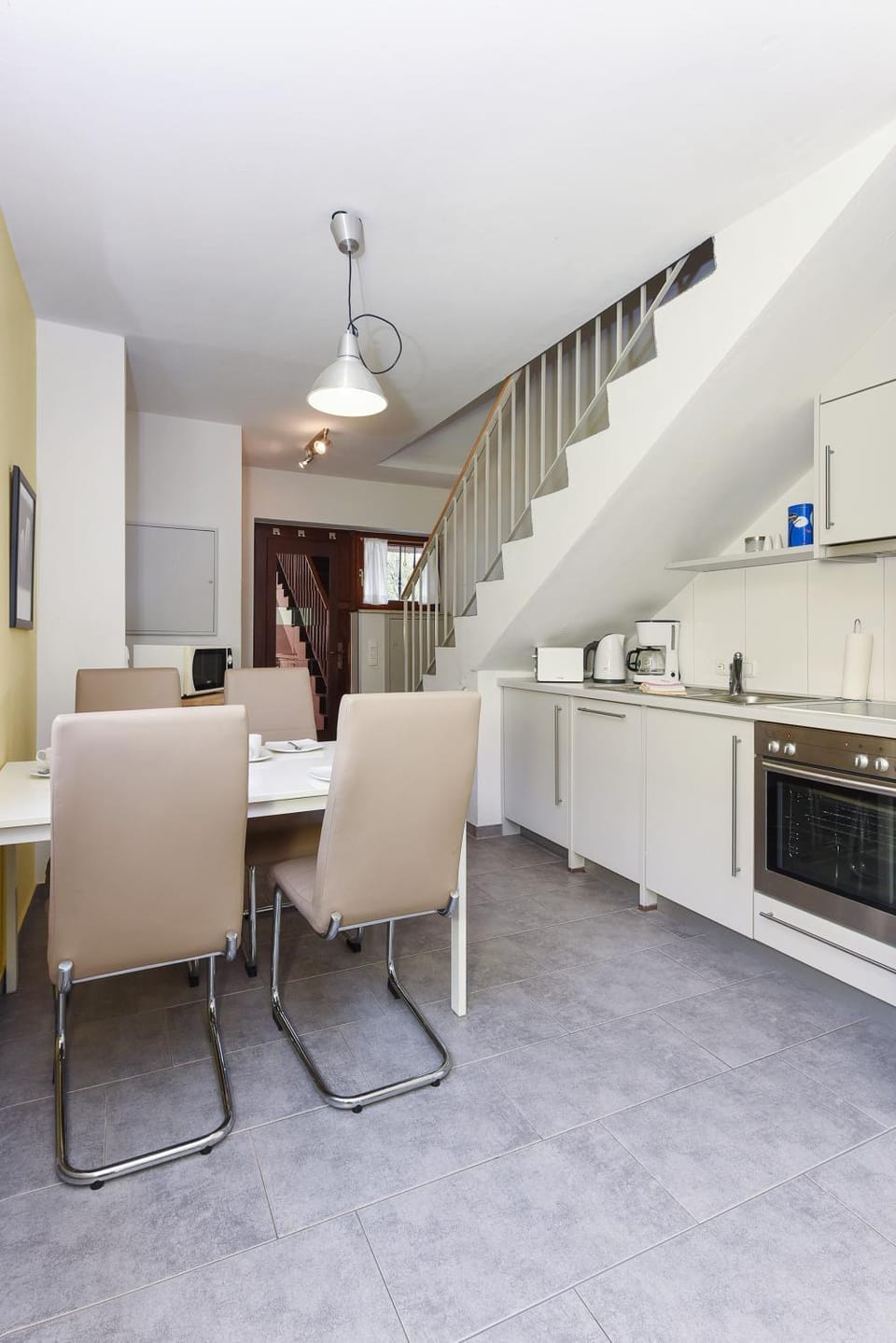 Kitchen or kitchenette, Dining area