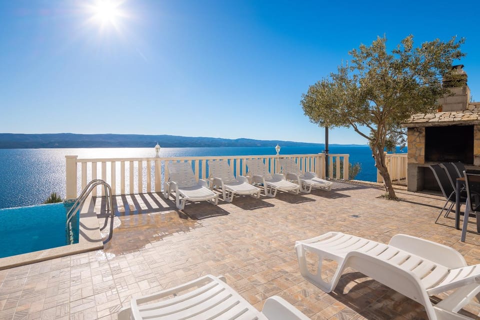 Natural landscape, BBQ facilities, Sea view, Swimming pool, sunbed