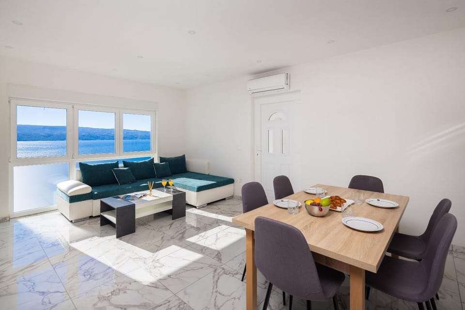 Living room, Seating area, Dining area, air conditioner