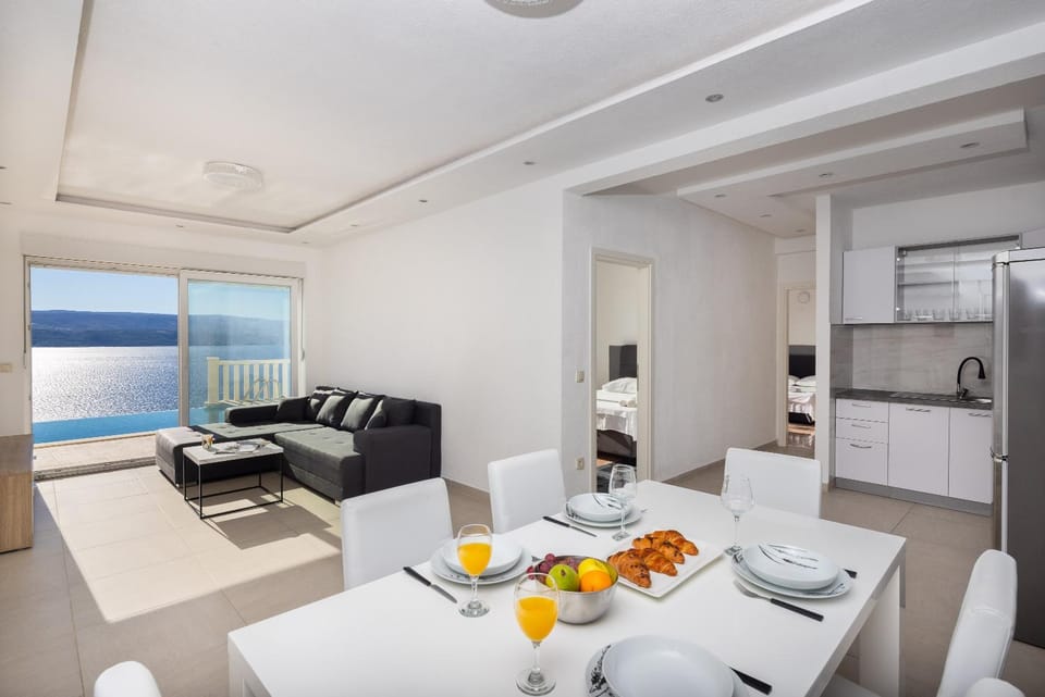 Kitchen or kitchenette, Living room, Seating area, Dining area, Sea view, oven
