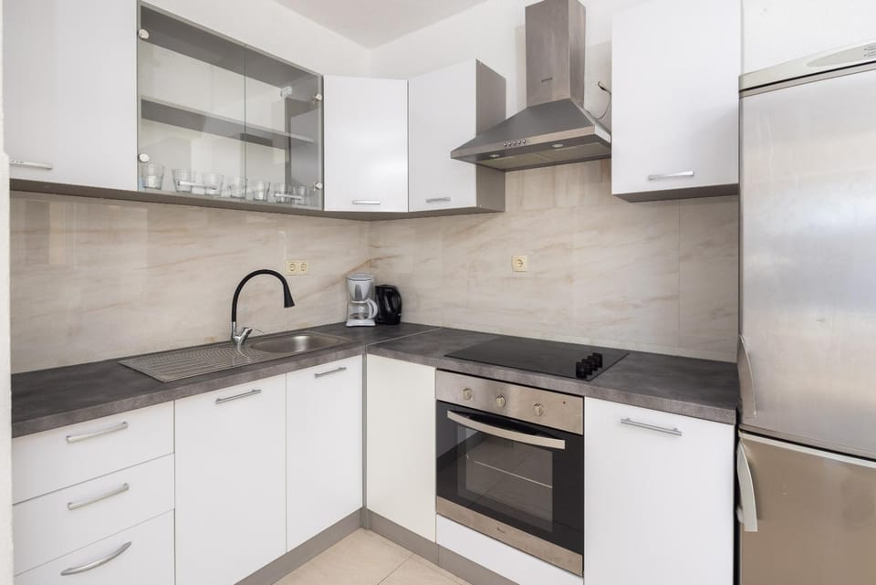 Kitchen or kitchenette, dishwasher, stove