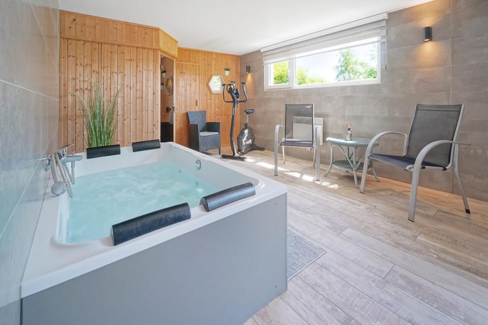 Hot Tub, Sauna