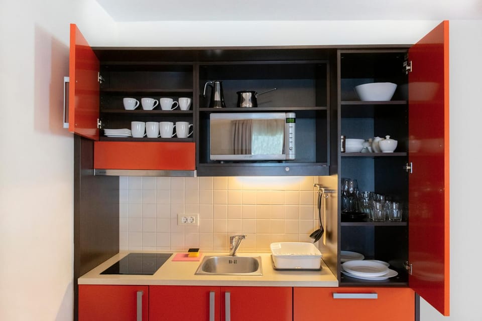 Coffee/tea facilities, Kitchen or kitchenette, stove, toaster