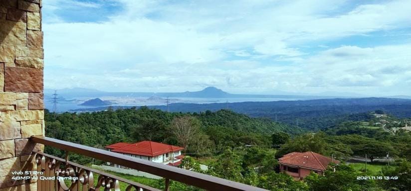 Splendido Tagaytay Taal Lake Staycation Free Parking No Free Pool No Pet Apartment hotel in Calabarzon