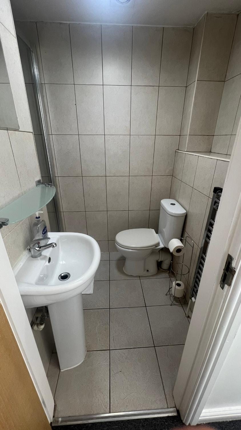 Shower, Toilet, Bathroom, heating, internet