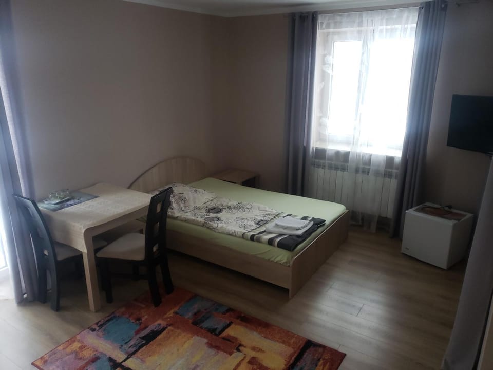 Toilet, Bed, TV and multimedia, Balcony/Terrace, Photo of the whole room, Bedroom