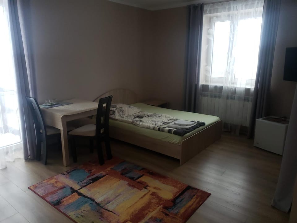 Bed, TV and multimedia, Photo of the whole room, Seating area, Bedroom, hair dresser