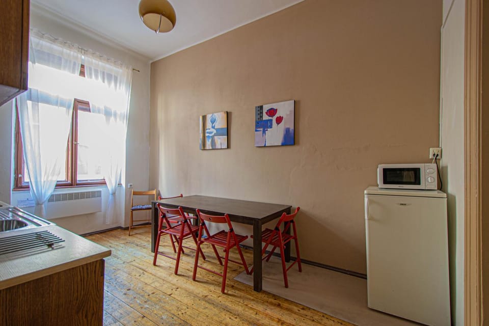 Kitchen or kitchenette, Seating area, Dining area