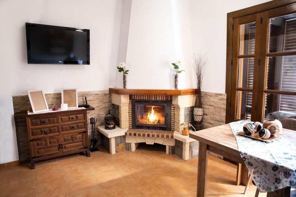 Communal lounge/ TV room, TV and multimedia, Living room, Seating area, Dining area