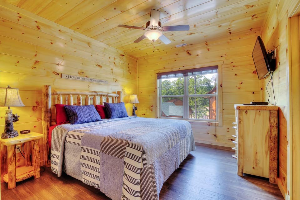 Luxury 5bed/6ba Cabin: Theater, Pool Room, Hottub! Cabin in Gatlinburg