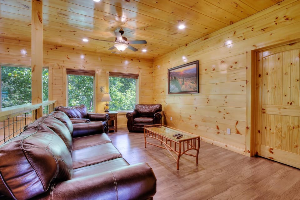 Luxury 5bed/6ba Cabin: Theater, Pool Room, Hottub! Cabin in Gatlinburg