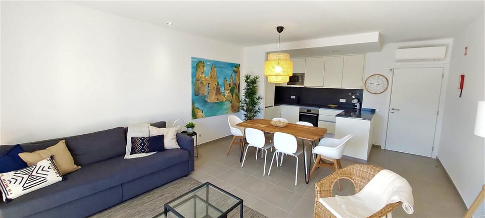 Kitchen or kitchenette, Living room, Seating area, Dining area, minibar, air conditioner