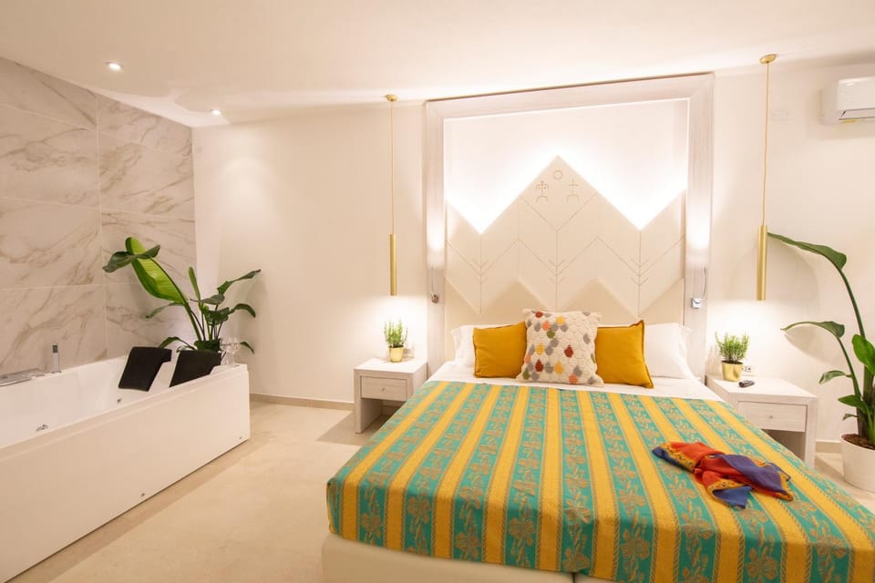 Bed, Hot Tub, Photo of the whole room, Bedroom