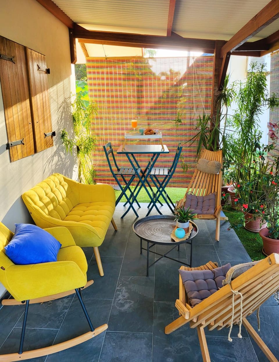 Property building, Patio, Balcony/Terrace, Seating area