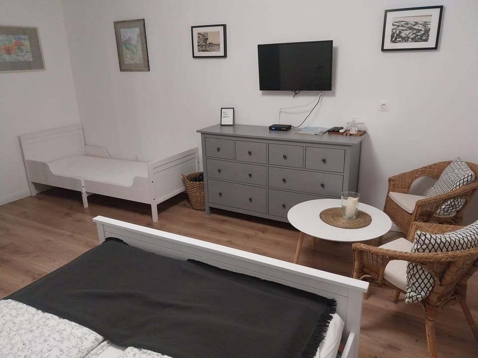 Bed, TV and multimedia, Bedroom