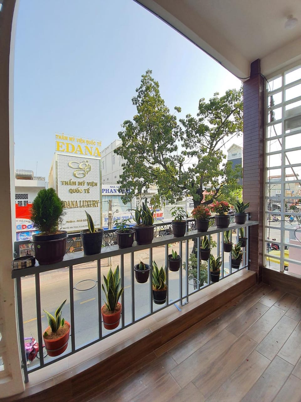 Balcony/Terrace, Street view